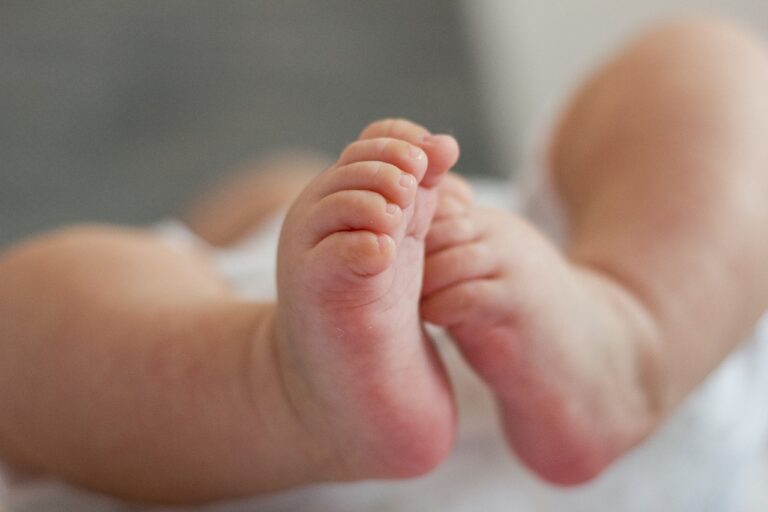 Jak dostosować noszenie w chuście do zmieniających się pór roku?